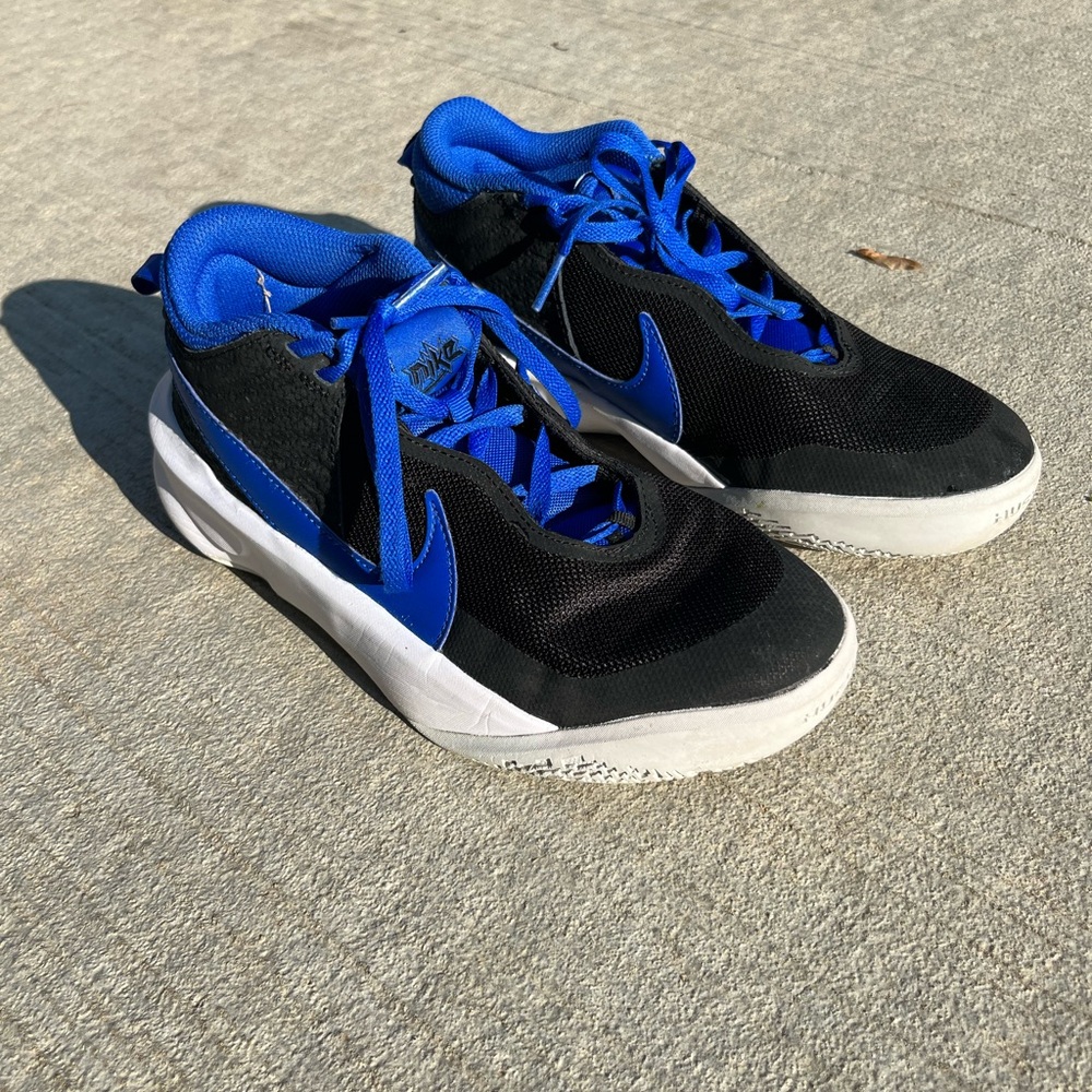 Nike Boys Hustle Blue Basketball Shoes Size 6 Youth